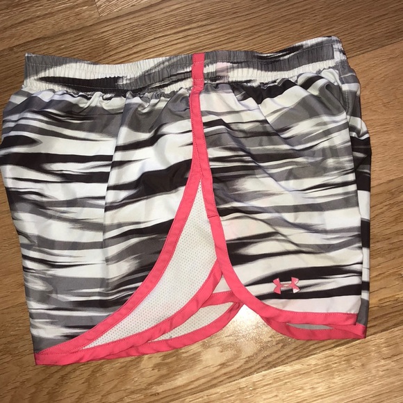 Small Under Armour patterned shorts - Picture 3 of 5